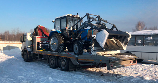 Перевозка трактора МТЗ с навесным оборудованием на платформе зимой